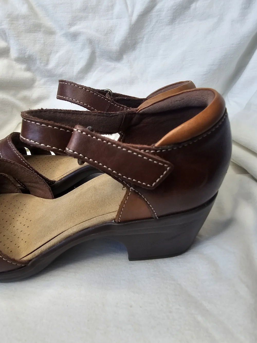 Clarks Emily Daisy Heels Two-tone Dark Tan Leather Design Low Heel Ankle Strap